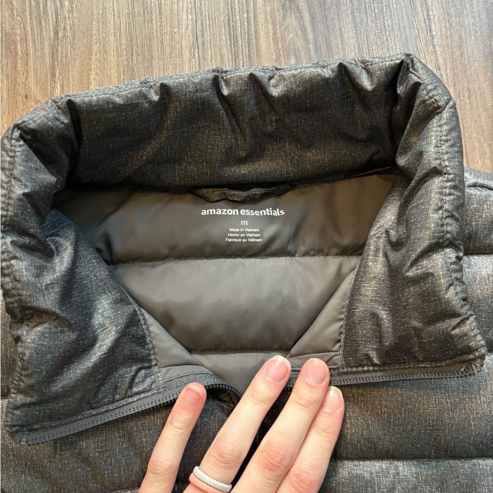 Amazon Essentials Puffer Jacket Size Medium - Picture 7 of 12